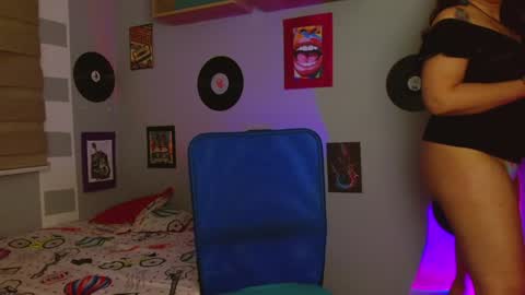 Snapshot of nicky_lucy_m chatting on December 28, 5:55 am lucy online show from December 28, 5:55 am