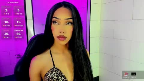 Snapshot of nickynoa chatting on October 31, 7:31 am Nicky online show from October 31, 7:31 am