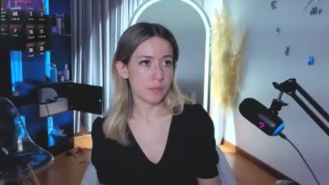 Snapshot of nickywindsor chatting on November 23, 9:47 pm Nicky online show from November 23, 9:47 pm