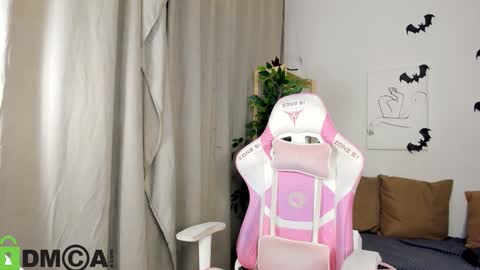 Snapshot of nicole_charm chatting on October 29, 8:32 pm GMT7TueWedThSu 0300am-0900am. Sa 1000am-0400pm online show from October 29, 8:32 pm