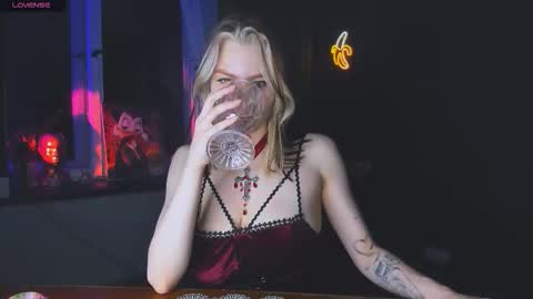 Snapshot of nicole_matt chatting on November 1, 2:35 am Nicole online show from November 1, 2:35 am