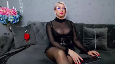 Snapshot of nicoledom chatting on November 24, 1:11 pm Nicole Domme online show from November 24, 1:11 pm