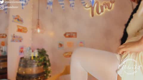 Snapshot of nicolemorelli2 chatting on October 4, 12:25 pm Andrea give it a thumbs up please its important online show from October 4, 12:25 pm