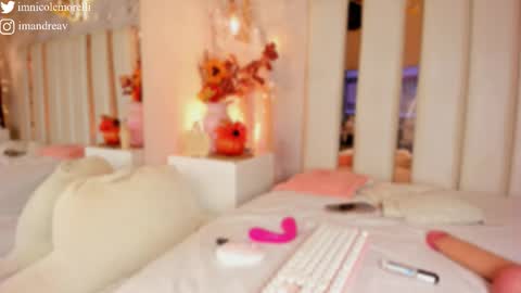 Snapshot of nicolemorelli2 chatting on October 27, 11:58 am Andrea give it a thumbs up please its important online show from October 27, 11:58 am