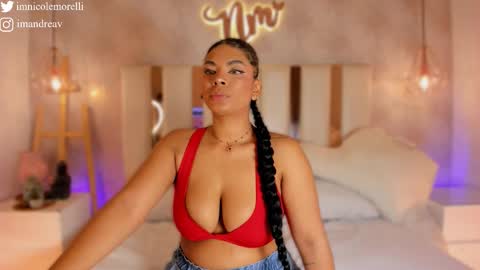 Snapshot of nicolemorelli2 chatting on November 6, 11:55 am Andrea give it a thumbs up please its important online show from November 6, 11:55 am