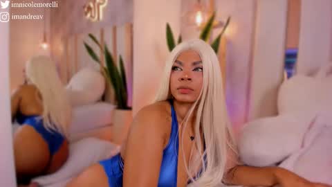 Snapshot of nicolemorelli2 chatting on November 10, 12:04 pm Andrea give it a thumbs up please its important online show from November 10, 12:04 pm