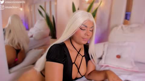 Snapshot of nicolemorelli2 chatting on November 13, 11:42 am Andrea give it a thumbs up please its important online show from November 13, 11:42 am