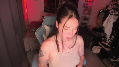 Nicol independent model online show from October 13, 8:09 pm