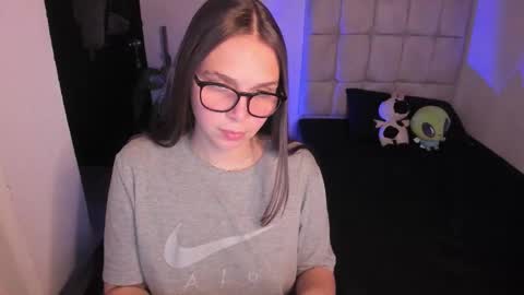 Nicol independent model online show from February 19, 11:23 pm