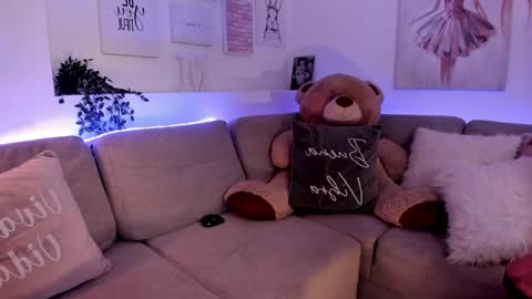 Snapshot of nicolle_foxy chatting on February 10, 10:51 pm Nicolle online show from February 10, 10:51 pm