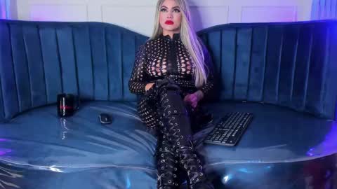 Snapshot of nicollette_miller chatting on March 4, 12:22 pm Nicollette Miller online show from March 4, 12:22 pm