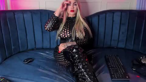 Snapshot of nicollette_miller chatting on March 4, 6:29 pm Nicollette Miller online show from March 4, 6:29 pm