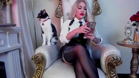 Snapshot of nicollette_miller chatting on December 3, 5:22 pm Nicollette Miller online show from December 3, 5:22 pm