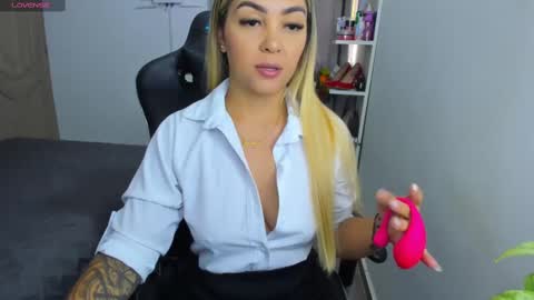 Snapshot of nicolporto chatting on October 5, 11:52 am Nicol online show from October 5, 11:52 am