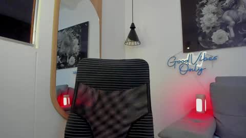 Snapshot of niickcooper chatting on December 6, 1:07 am Niick online show from December 6, 1:07 am