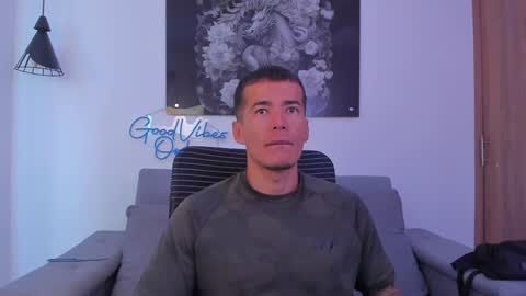 Snapshot of niickcooper chatting on December 16, 8:37 pm Niick online show from December 16, 8:37 pm