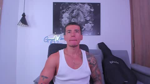 Snapshot of niickcooper chatting on January 25, 3:09 am Niick online show from January 25, 3:09 am