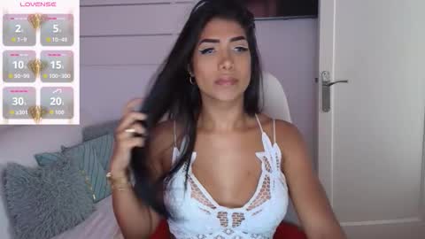 Snapshot of niickylovee chatting on October 16, 11:55 am Nicolle Bustamante online show from October 16, 11:55 am