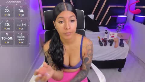 Snapshot of nikibryce_ chatting on January 4, 1:31 pm Niki online show from January 4, 1:31 pm