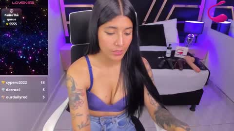 Snapshot of nikibryce_ chatting on February 4, 5:23 pm Niki online show from February 4, 5:23 pm