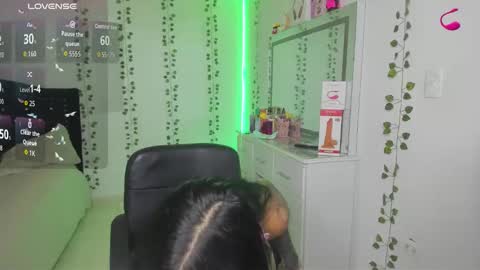 Snapshot of nikibryce_ chatting on October 19, 12:55 am Niki online show from October 19, 12:55 am