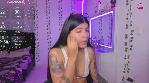 Snapshot of nikibryce_ chatting on November 22, 6:51 pm Niki online show from November 22, 6:51 pm