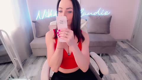 Snapshot of nikki_blondiee chatting on January 24, 4:37 am nikki_blondiee online show from January 24, 4:37 am