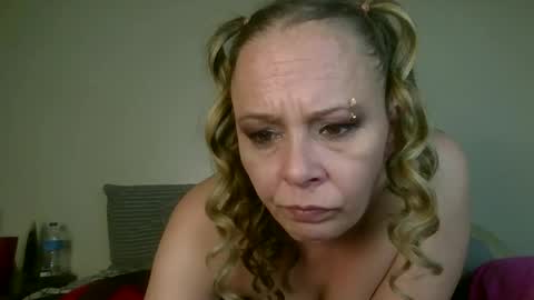 Snapshot of nikkibae6933 chatting on February 22, 8:35 am nikkibae6933 online show from February 22, 8:35 am