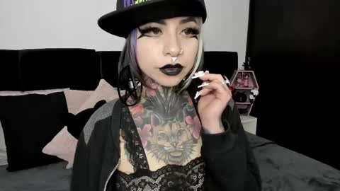 Snapshot of nikkiramone chatting on February 19, 1:17 pm Nikki Ramone online show from February 19, 1:17 pm