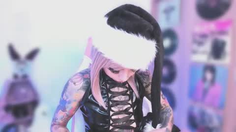 Snapshot of nikkiramone chatting on December 19, 11:28 am Nikki Ramone online show from December 19, 11:28 am