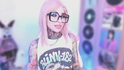 Snapshot of nikkiramone chatting on January 6, 11:25 am Nikki Ramone online show from January 6, 11:25 am