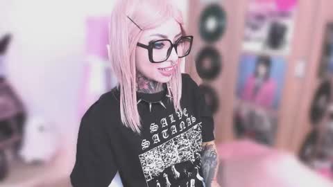 Snapshot of nikkiramone chatting on January 9, 11:13 am Nikki Ramone online show from January 9, 11:13 am