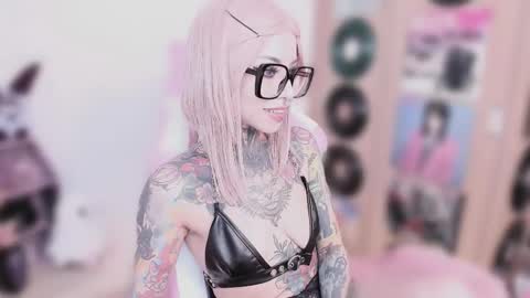 Snapshot of nikkiramone chatting on January 16, 11:25 am Nikki Ramone online show from January 16, 11:25 am