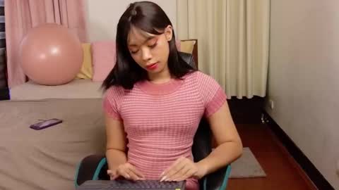 Snapshot of niko_lynn chatting on October 22, 4:13 am Niko Lynn online show from October 22, 4:13 am