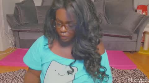 Snapshot of nikryptic chatting on November 29, 8:39 am Nikole online show from November 29, 8:39 am