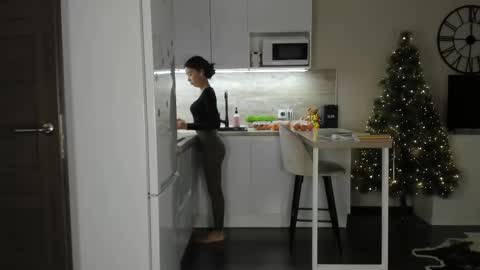 Snapshot of nilliluv chatting on December 13, 9:20 pm Bella online show from December 13, 9:20 pm