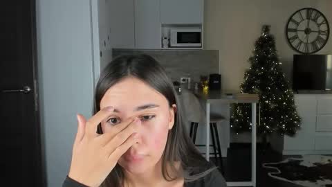 Snapshot of nilliluv chatting on December 14, 9:25 am Bella online show from December 14, 9:25 am