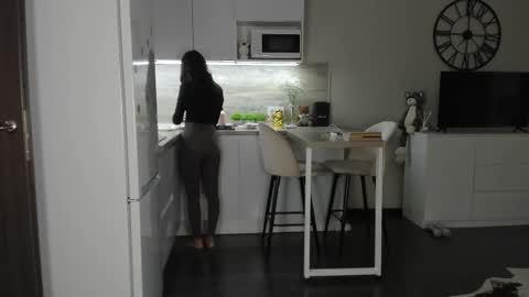 Snapshot of nilliluv chatting on February 7, 1:37 pm Bella online show from February 7, 1:37 pm