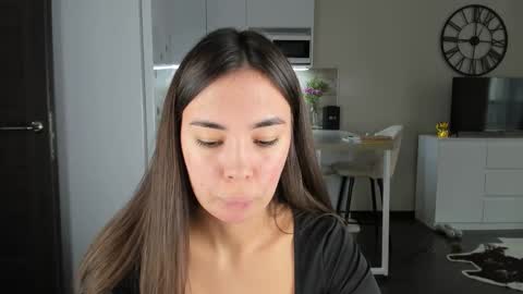 Snapshot of nilliluv chatting on March 1, 8:16 am Bella online show from March 1, 8:16 am