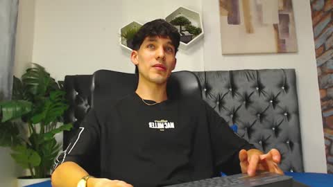 Noah Brigth online show from December 13, 12:42 am