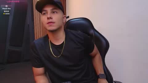 Snapshot of noah_clarkk chatting on April 19, 1:32 pm Noah online show from April 19, 1:32 pm