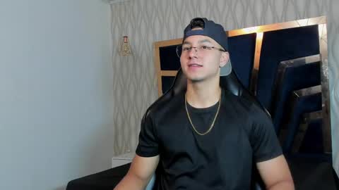 Snapshot of noah_clarkk chatting on April 20, 5:16 pm Noah online show from April 20, 5:16 pm