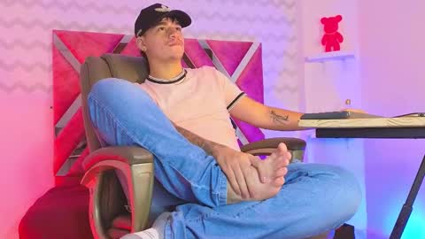 Snapshot of noah_coleman__ chatting on January 12, 1:21 am NOAH online show from January 12, 1:21 am