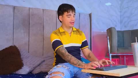 Snapshot of noah_coleman__ chatting on February 2, 1:34 am NOAH online show from February 2, 1:34 am