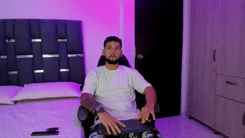 Snapshot of noah_corvelle chatting on November 9, 1:37 am NOAH online show from November 9, 1:37 am