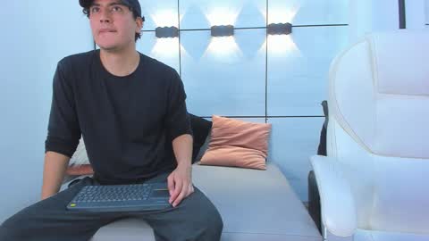 Noah Ferrary online show from November 8, 7:01 pm