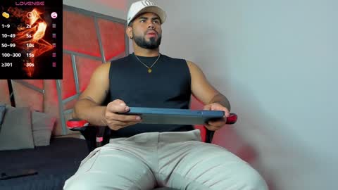 Snapshot of noahcrux chatting on December 11, 9:09 am Noah online show from December 11, 9:09 am