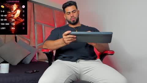 Snapshot of noahcrux chatting on December 13, 12:39 pm Noah online show from December 13, 12:39 pm