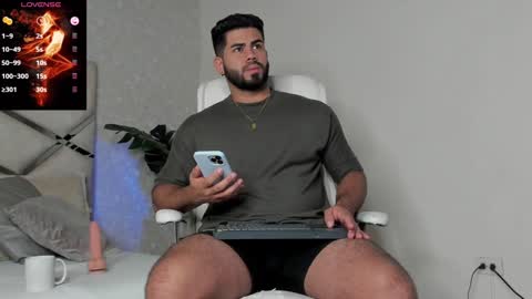 Snapshot of noahcrux chatting on January 8, 10:37 am Noah online show from January 8, 10:37 am