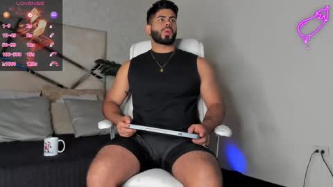Snapshot of noahcrux chatting on February 26, 12:58 pm Noah online show from February 26, 12:58 pm